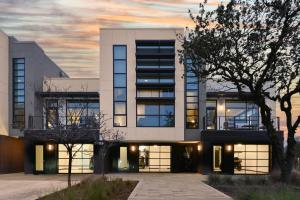 un edificio de apartamentos con una puesta de sol en el fondo en Drey Hotel, en Dallas