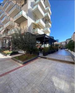 un gran edificio de apartamentos con un patio frente al mismo en Syncron Apartments in the center of Tirana, en Tirana