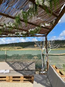 a view of a tennis court from under a pergola at Casinhas dos Valados in Atouguia da Baleia