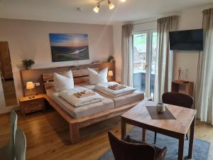 ein Hotelzimmer mit einem Bett und einem Tisch in der Unterkunft Mosel-Auszeit in Brauneberg
