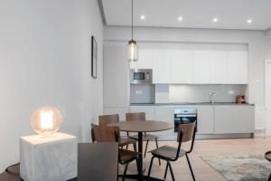 a kitchen and dining room with a table and chairs at Apartamento Urumea by SanSe Holidays in San Sebastián