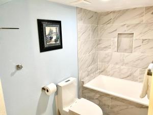 Et badeværelse på Artsy home by Air Force Academy with office space + 24 billeder