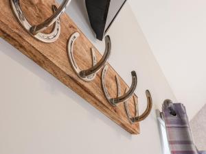 um par de ganchos de ferradura pendurados numa parede em The Stables em Scarborough