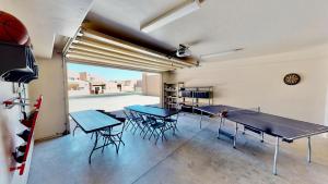 una habitación con mesas de ping pong y sillas. en Cairn House #4A7, en Moab