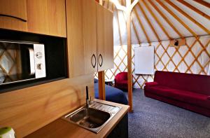 Glamping Dolina的厨房或小厨房