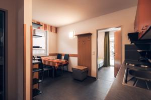 トレーポラッハにあるNassfeld-Appartementsのテーブルとキッチン付きの小さな部屋