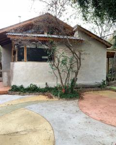 una casa con una pasarela delante de ella en Casa Oniria en Villa Las Rosas