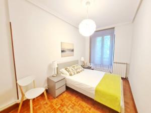 Posteľ alebo postele v izbe v ubytovaní Apartamento Urbieta by SanSe Holidays - Center