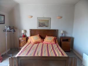 ein Schlafzimmer mit einem Bett mit zwei Kissen darauf in der Unterkunft Ker Francozen Renaudière in Roz-sur-Couesnon