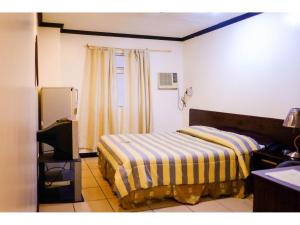 Postel nebo postele na pokoji v ubytování Crowne Garden Hotel