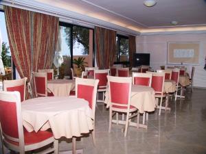 A television and/or entertainment centre at Florena Hotel