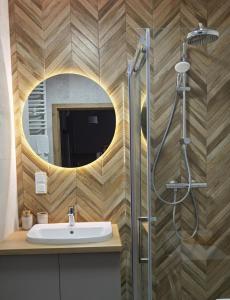 bagno con lavandino e specchio di Apartament Olecko Centrum a Olecko