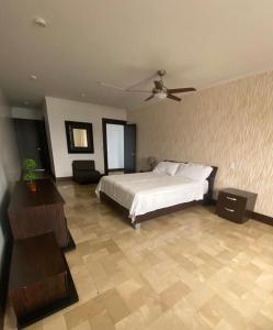 a bedroom with a bed and a ceiling fan at Departamento de 2 pisos Kennedy Vieja in Guayaquil