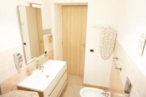 een badkamer met een wastafel, een toilet en een spiegel bij Catanese Proverb's House - Via Giovanni P in Catania