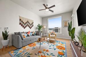 uma sala de estar com um sofá e uma ventoinha de tecto em King BD-City View-SLC Walking Wonderland- em Salt Lake City