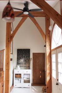 Photo de la galerie de l'établissement Rosedale Chapel Bed and Breakfast, à Steinbach