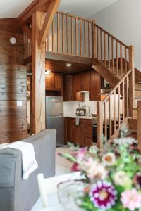 un salon avec une cuisine et un escalier dans l'établissement Rosedale Chapel Bed and Breakfast, à Steinbach