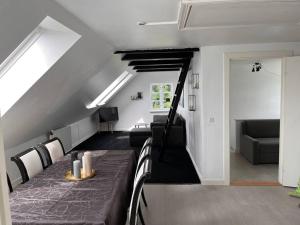 Stor rummelig lejlighed med egen P-plads في كولدينج: غرفة معيشة مع طاولة وغرفة مع أريكة
