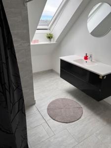 a bathroom with a sink and a mirror at Stor rummelig lejlighed med egen P-plads in Kolding