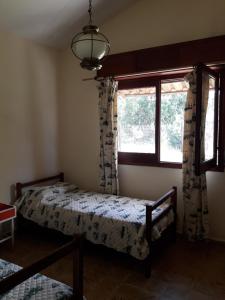 - une chambre avec un lit en face d'une fenêtre dans l'établissement Chalet La Floresta, à La Floresta