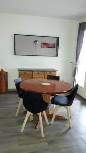 Cette chambre comprend une table et des chaises. dans l'établissement Superbe T3 de 85 mètres Carrés, à Toulouse