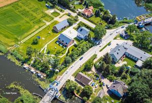 een luchtzicht op een huis naast een rivier bij Apartamenty Między Mostami in Stegna