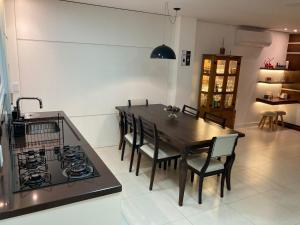 cocina con mesa, fogones y comedor en casa em condominio, en Canela