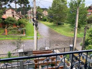 カネラにあるcasa em condominioの自転車を柱に乗せて通りの景色を望むバルコニー