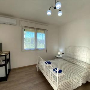 1 dormitorio con cama blanca y ventana en Agriturismo Corte Filippi en Villadose