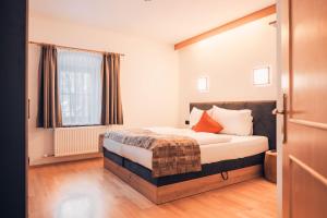 トレーポラッハにあるFerienwohnung Nassfeldのベッドルーム(ベッド1台、窓付)