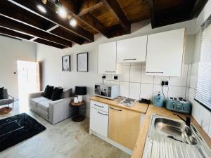 Η κουζίνα ή μικρή κουζίνα στο Kates Nest Guesthouse Oshakati +23 φωτογραφίες