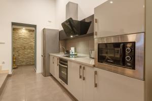 kuchnia z kuchenką mikrofalową i kuchenką w obiekcie Konporte, Vivienda Turística Renovada con Wifi y Garaje w mieście Getxo +8 zdjęć