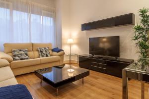 salon z kanapą i telewizorem z płaskim ekranem w obiekcie Konporte, Vivienda Turística Renovada con Wifi y Garaje w mieście Getxo
