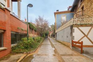 een lege straat in een steegje tussen gebouwen bij Konporte Apartamento Renovado con Wifi y Garaje in Getxo