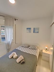 A bed or beds in a room at Family apartment close to Parc Güell