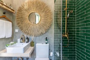法魯的住宿－@ rita'splace，一间带水槽和镜子的浴室