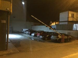 uma fila de carros estacionados num parque de estacionamento à noite em Comfort Center Suit Hotel em Edirne