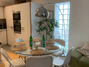 mesa de comedor con 2 botellas y sillas en Luxury 3-Bedroom Townhouse in Hackney, en Londres