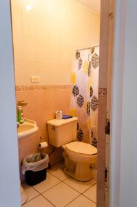 Ένα μπάνιο στο Alojamiento completo 3 habitaciones (se puede facturar)