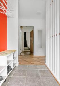 斯特倫斯塔德的住宿－Cheerful Three room villa at Strömstad City Center，客房设有带白色墙壁和木地板的走廊。