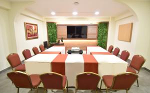 una sala conferenze con un grande tavolo e sedie di Qorianka Hotel a Lima