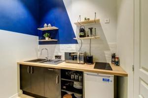 Kuchyňa alebo kuchynka v ubytovaní LE BERLIER 60m2 + COUR PRIVÉE - CENTRE HISTORIQUE