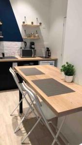 Kuchyňa alebo kuchynka v ubytovaní LE BERLIER 60m2 + COUR PRIVÉE - CENTRE HISTORIQUE