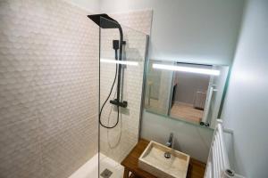Kúpeľňa v ubytovaní LE BERLIER 60m2 + COUR PRIVÉE - CENTRE HISTORIQUE