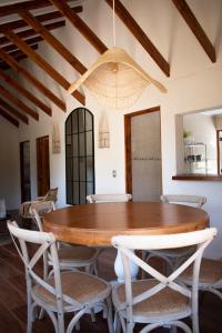 comedor con mesa de madera y sillas en Cabañas Montenegro, en Villarrica