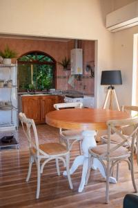 una mesa y sillas en una habitación con cocina en Cabañas Montenegro, en Villarrica