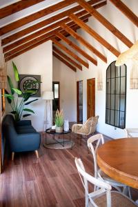 een woonkamer met een tafel en stoelen bij Cabañas Montenegro in Villarrica