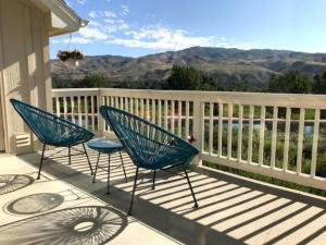 2 sillas sentadas en un porche con vistas a las montañas en Mountain View Memories Gorgeous Views! 2 Story Pristine Condo Close to Foothills, Trails, Table Rock, Greenbelt, Bown Crossing and Barber Park in SE Boise, en Boise