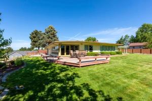 una casa con un gran patio con terraza en Mountain View Retreat in Nampa! Million dollar views from the panoramic windows, 6 bedrooms! Sleeps 14! Have your wedding or family reunion or retreat here on our hillside, en Nampa