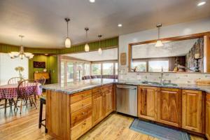 Η κουζίνα ή μικρή κουζίνα στο Mountain View Retreat in Nampa! Million dollar views from the panoramic windows, 6 bedrooms! Sleeps 14! Have your wedding or family reunion or retreat here on our hillside